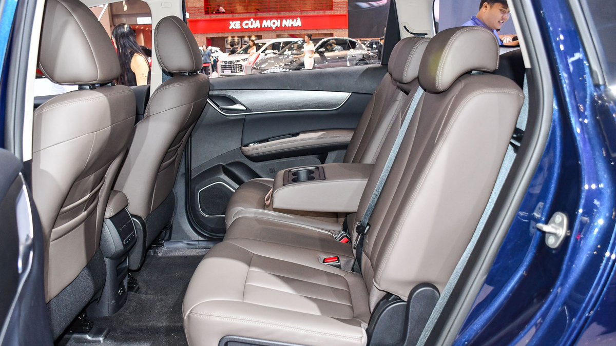 BYD M6