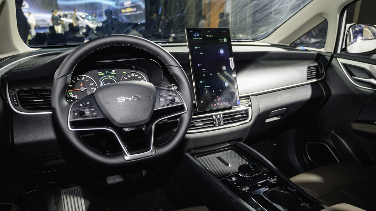 BYD M6