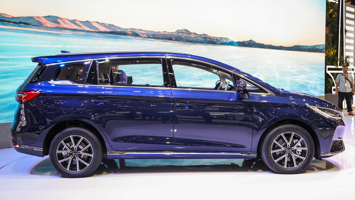 BYD M6