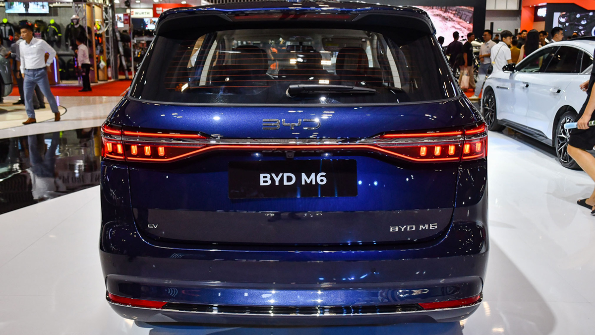 BYD M6