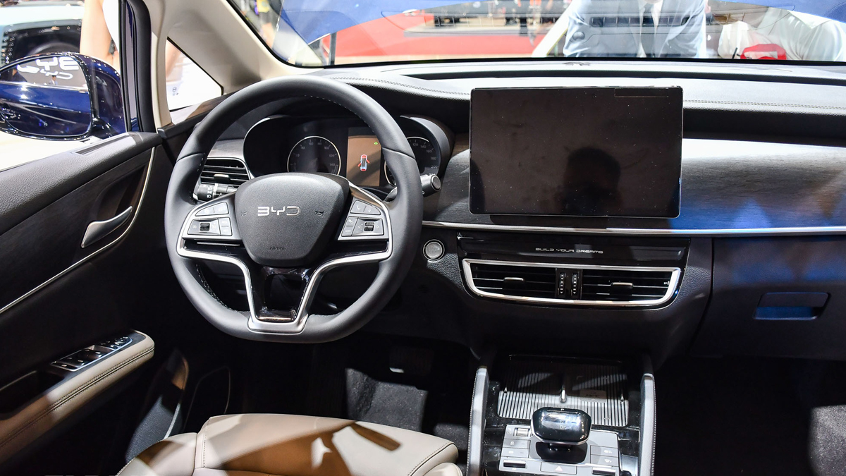 BYD M6